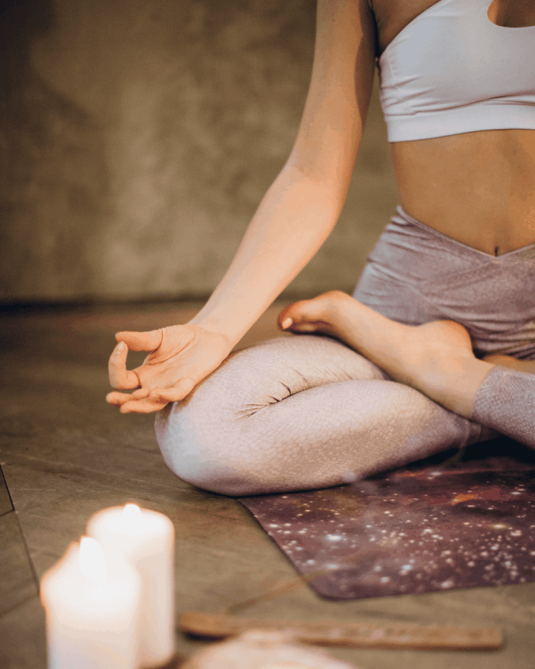 Práctica de yoga con velas en eventos de 7 Valles