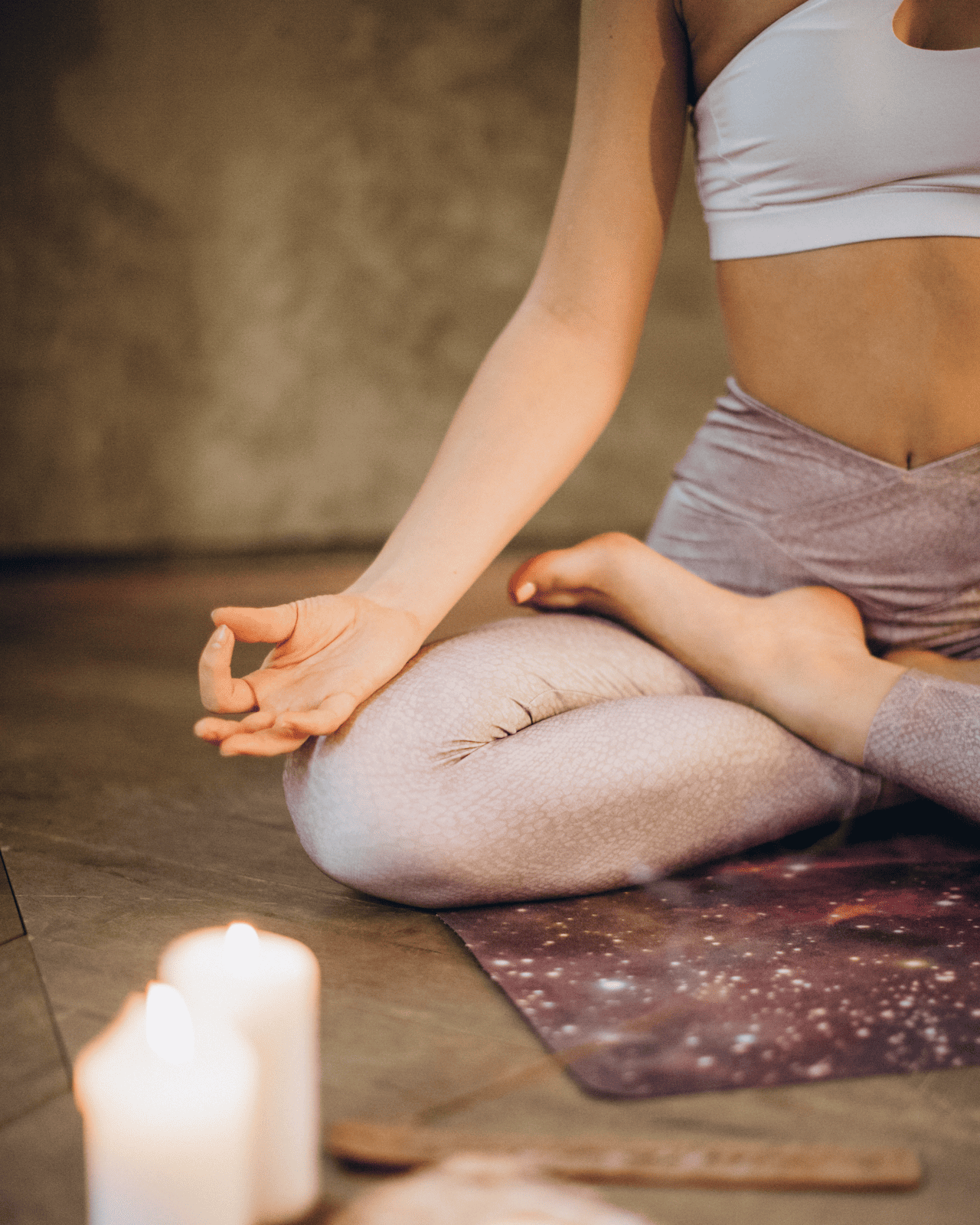 Práctica de yoga con velas en eventos de 7 Valles
